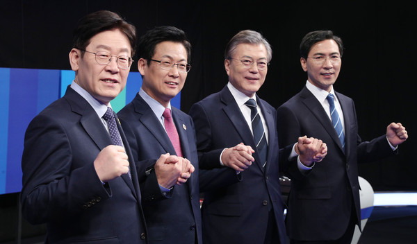 ▲ 17일 오후 서울 중구 매경미디어센터에서 열리는 더불어민주당 제19대 대통령선거후보자 4개 방송사(MBN, TV조선, 채널A, 연합뉴스TV) 경선토론에 참석한 예비후보들이 토론에 앞서 기념촬영을 하고 있다. 왼쪽부터 이재명 성남시장, 최성 고양시장, 문재인 전 더불어민주당 대표, 안희정 충남도지사.ⓒ뉴시스=국회사진기자단