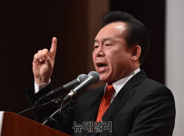 ▲ 자유한국당 이인제 전 최고위원이 17일 오후 서울 여의도 63빌딩에서 열린 자유한국당 대선 후보 경선 후보자대회에서 통일을 통해 안보 위기를 근본적으로 해결하겠다는 청사진을 제시하고 있다. ⓒ뉴데일리 이종현 기자