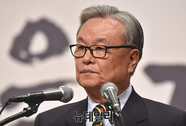 ▲ 자유한국당 조원진 의원이 일부 후보 지지자들에게 야유를 멈춰달라고 설득하고 있다.ⓒ 뉴데일리 이종현 기자