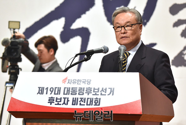 ▲ 자유한국당 조원진 의원이 일부 후보 지지자들에게 야유를 멈춰달라고 설득하고 있다.ⓒ 뉴데일리 이종현 기자