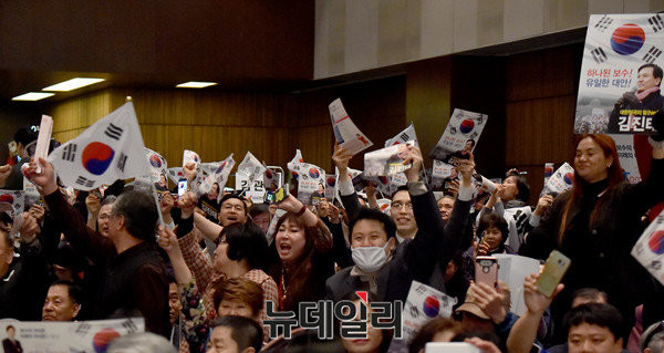 ▲ 이날 현장에는 김 의원을 보기 위해 태극기를 든 사람들이 몰리기도 했다. 김 의원의 인기를 가늠할 수 있는 대목이다. ⓒ뉴데일리 이종현 기자