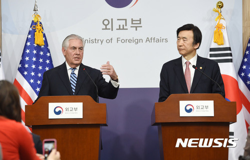 ▲ 윤병세(오른쪽) 외교부 장관과 렉스 틸러슨 미 국무장관이 17일 서울 외교부 청사에서 공동 기자회견을 하고 있다.ⓒ뉴시스. 무단전재 및 재배포 금지.