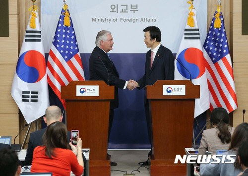 ▲ 윤병세(오른쪽) 외교부 장관과 렉스 틸러슨 미 국무장관이 17일 오후 서울 세종로 외교부 브리핑룸에서 공동기자회견을 마치고 악수하고 있다.ⓒ뉴시스. 무단전재 및 재배포 금지.