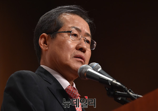 ▲ 범보수 진영의 가장 유력한 대권주자인 자유한국당 홍준표 경남도지사가 17일 오후 서울 여의도 63빌딩에서 열린 자유한국당 대선 후보 경선 후보자대회에서 대선 승리의 방책을 역설하고 있다. ⓒ뉴데일리 이종현 기자