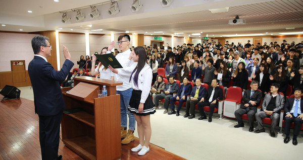 ▲ 영진전문대학이 지난 17일 대학 국제세미나실에서 2017학년도 1학기 외국인 유학생 입학식을 개최했다. 사진은 이날 입학식에서 외국인 유학생들이 선서를 하는 모는 모습.ⓒ영진전문대