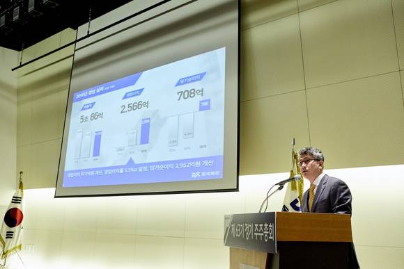 ▲ 장세욱 동국제강 부회장은 17일 열린 정기 주주총회에서 2016년 주요 경영 실적을 IR 방식으로 직접 프리젠테이션을 해 눈길을 끌었다.ⓒ동국제강