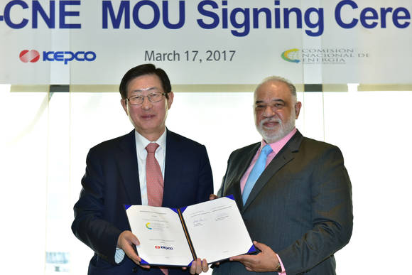 한국전력은 17일 도미니카공화국 국가에너지위원회(CNE)와 전기차 충전인프라 구축사업 등 에너지 신산업분야 기술협력 양해각서(MOU)를 체결했다. ⓒ 한전