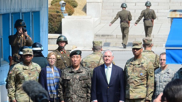 ▲ 렉스 틸러슨 미국 국무장관(오른쪽 세번째)이 17일 경기도 파주시 판문점을 방문, 빈센트 브룩스 한미연합사령관(오른쪽 두번째), 임호영 한미연합사부사령관(오른쪽 네번째) 등 관계자들과 사진촬영을 하고 있다.ⓒ뉴시스=사진공동취재단