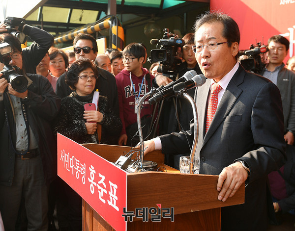 ▲ 홍준표 경남도지사가 18일 오후 대구 서문시장에서 대선 출마를 공식 선언한 직후, 현장 취재진의 질문에 답변하고 있다. ⓒ대구=뉴데일리 정상윤 기자