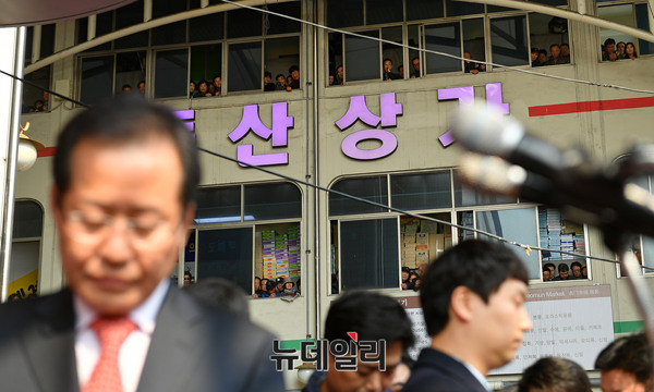 ▲ 18일 대구 서문시장에서 열린 홍준표 경남도지사의 대선 출마 선언을 대구시민들이 상가 각 층에서 삼삼오오 모여서 창문으로 내다보고 있다. 이날 현장에는 경찰이 추산한 공식 집계로만 1만5000여 명의 청중이 운집했다. ⓒ대구=뉴데일리 정상윤 기자