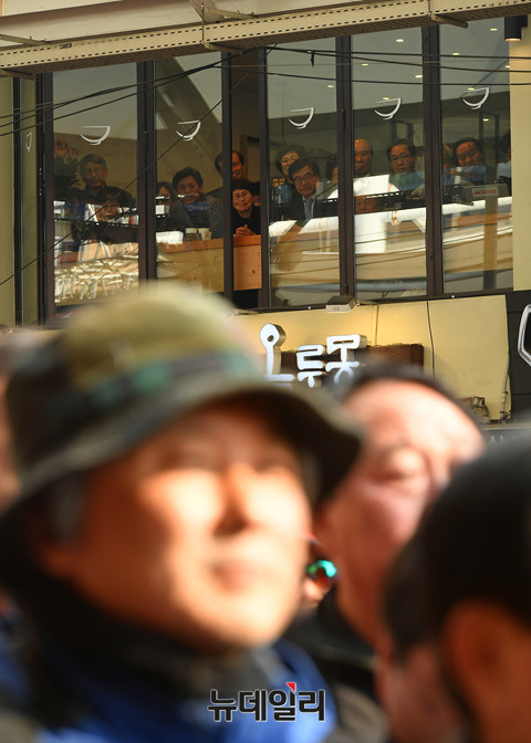 ▲ 18일 대구 서문시장에서 열린 홍준표 경남도지사의 대선 출마 선언을 대구시민들이 맞은편 상점 2층 창문에 빼곡히 들어차 지켜보고 있다. 이날 현장에는 경찰이 추산한 공식 집계로만 1만5000여 명의 청중이 운집했다. ⓒ대구=뉴데일리 정상윤 기자