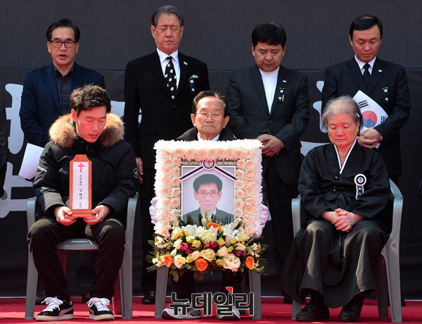 ▲ 18일 낮 12시, 서울 덕수궁 대한문 앞에서는 지난 10일 박근혜 전 대통령 파면 직후 열린 탄핵 반대 태극기집회에서 숨진 고인들의 합동 영결식이 진행됐다. ⓒ뉴데일리 공준표 기자