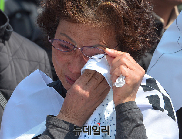 ▲ 지난 10일 박근혜 전 대통령 파면 당일 열린 '태극기집회'에서 숨진 '고(故) 김해수·김완식·이정남 애국열사 애국국민장 영결식'에 참석해 눈물을 흘리고 있는 시민. ⓒ뉴데일리 공준표 기자