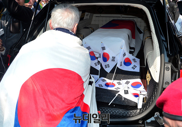 ▲ '태극기집회 애국국민장 영결식' 운구차에 태극기 헌화를 하는 서석구 변호사. ⓒ뉴데일리 공준표 기자