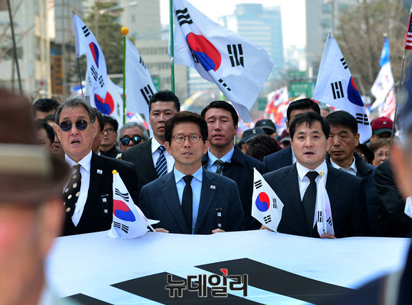 ▲ '태극기집회 애국국민장 영결식'에 참석해 태극기를 들고 운구차를 뒤따르는 김문수 전 경기지사와 박대출 자유한국당 의원. ⓒ뉴데일리 공준표 기자
