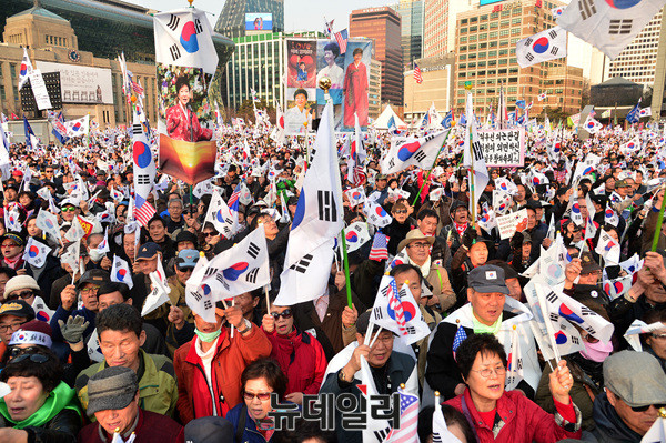 ▲ '대통령탄핵무효국민저항총궐기운동본부'(국민저항본부)는 18일 서울 덕수궁 대한문 앞에서 제2차 탄핵무효 국민저항 총궐기 국민대회를 열었다. ⓒ뉴데일리 공준표 기자