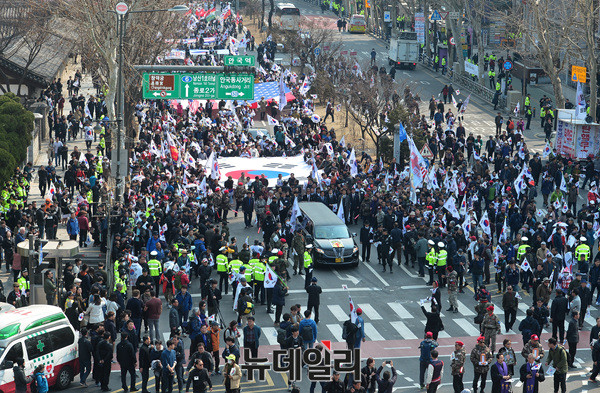 ▲ '고(故) 김해수·김완식·이정남 애국열사 애국국민장 영결식' 운구행렬. ⓒ뉴데일리 공준표 기자