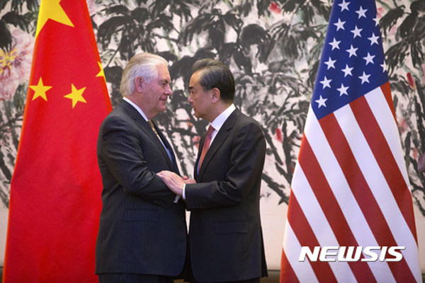 ▲ 악수를 나누는 렉스 틸러슨 美국무장관과 왕 이 中공산당 외교부장. ⓒ뉴시스AP. 무단전재 및 재배포 금지.