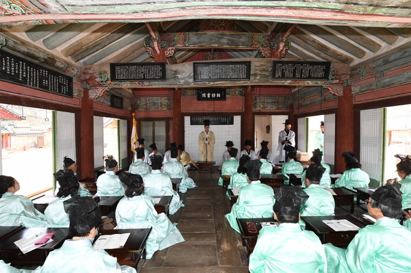 ▲ 소수서원과 동양대 한국선비연구원은 지난 18일 소수서원 강학당과 문성공묘에서 소수서원의 학맥 계승을 위한 사마(司馬)선비 입원례를 가졌다.ⓒ영주시