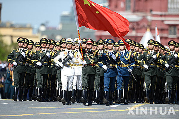 ▲ 홍콩 SCMP는 중공군 육군이 18개 집단군 가운데 5개를 해체하기로 했다고 19일 보도했다. 사진은 2015년 5월 열병식을 연습하는 중공군 기수단. ⓒ뉴시스-신화. 무단전재 및 재배포 금지.