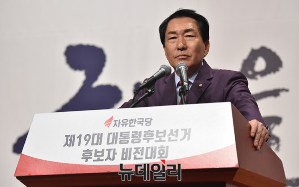 ▲ 자유한국당 안상수 의원(사진)은 19일 대선 후보 경선 토론회에 출연해, 과거 야당이 뒤집어씌운 부채 시장 관련 프레임을 조목조목 반박했다. ⓒ뉴데일리 이종현 기자