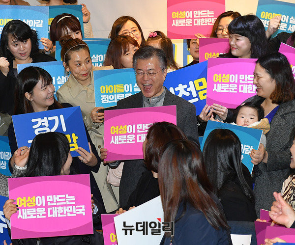 문재인 전 민주당 대표가 16일 서울 마포구에서 열린 ‘전국 지역맘 카페 회원들과의 만남’에서 기념촬영을 하고 있다.ⓒ정상윤 기자