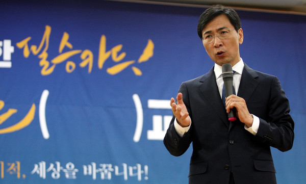 19일 광주 김대중컨벤션센터에서 토크콘서트를 진행한 안희정 충남지사. ⓒ뉴시스