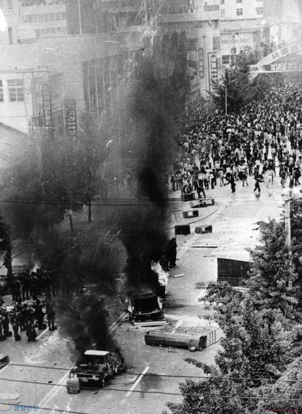 ▲ 안희정 지사가 19일 경선토론회 당시 꺼낸 민주화운동 사진. ⓒ경향신문