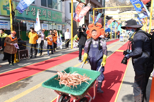 ▲ 지난해 열린 제19회 영덕대게축제 당시 영덕대게달리기 모습.ⓒ영덕군