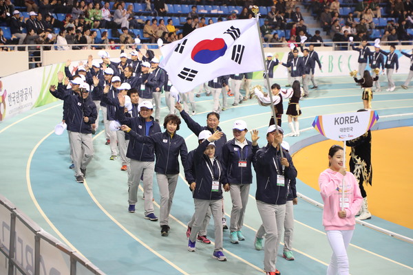 ▲ 2017대구세계마스터즈 실내육상경기대회 개회식에서 대한민국 선수단이 입장하고 있다.ⓒ대구시