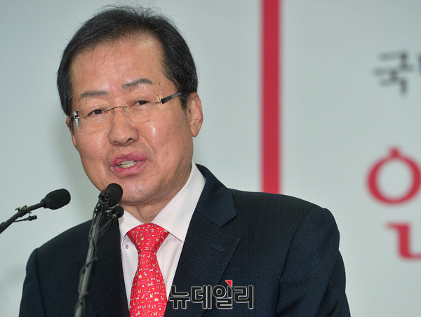 ▲ 홍준표 경남도지사(사진)는 19일 TV조선에서 생방송된 자유한국당 대선 후보 경선 TV토론에서 경선이 아닌 본선을 직시하고 있는 듯한 모습을 보여줬다는 평가를 받았다. ⓒ뉴데일리 공준표 기자