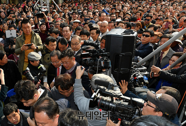 ▲ 지난 18일 대구 서문시장에서 대선 출마를 공식 선언한 홍준표 경남도지사가 인파에 휩싸여 있다. ⓒ대구=뉴데일리 정상윤 기자