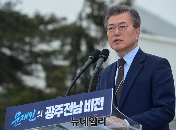 ▲ 문재인 전 더불어민주당 대표가 20일 오전 광주 동구 금남로 5·18민주광장에서 기자회견을 열고 광주·전남 비전 공약을 발표하고 있다.ⓒ공준표 기자