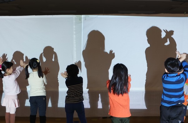 ▲ 서울상상나라에서 빛과 관련된 체험놀이를 즐기고 있는 어린이들. ⓒ서울시 제공