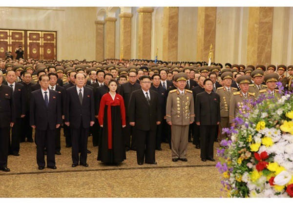 ▲ 북한의 핵심 간부들 사이에서 치열한 권력 암투가 벌어지고 있다고 국가정보원 산하 연구기관이 19일 밝혔다. 사진은 北 노동당 기관지 '노동신문'이 공개한 지난 1월 1일 김정은 및 북한 당·정·군 간부들의 금수산태양궁전 참배 모습.ⓒ北선전매체 홈페이지 캡쳐