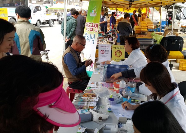 ▲ 지난해 제천시가 찾아가는 현장보건소 운영 모습.ⓒ제천시
