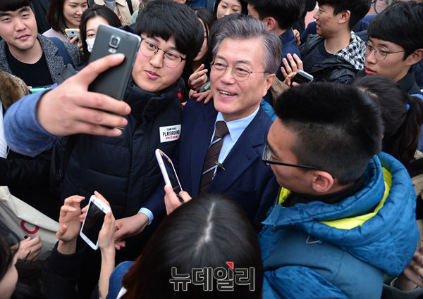 ▲ 더불어민주당 문재인 전 대표가 20일 오후 광주 북구 전남대학교 후문에서 학생들과 기념촬영을 하고 있다. ⓒ공준표 기자