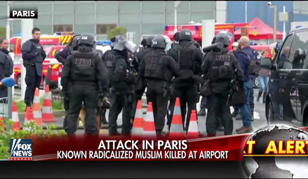 지난 18일(현지시간) 파리 오를리 공항 테러 직후 현장의 모습. 경찰 대테러부대 RAID 대원들이 보인다. ⓒ美폭스뉴스 관련속보 화면캡쳐
