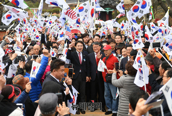 ▲ 자유한국당 소속으로 대선 출마를 선언한 김진태 의원. 오른쪽으로 같은 당 조원진 의원이 보인다. ⓒ뉴데일리 정상윤 기자