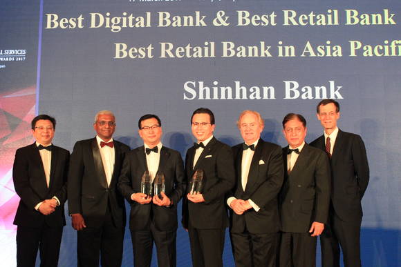 ▲ (왼쪽 기준) 분핑 푸 아시안뱅커지 편집국장과 엠마뉴엘 다이엘 아시안뱅커지 최고경영자, 고윤주 신한은행 부행장이 지난 17일 일본 도쿄 콘래드호텔에서 열린 시상식 이후 기념사진을 촬영하고 있다. ⓒ 신한은행