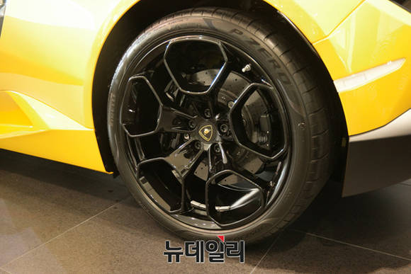 ▲ 람보르기니 우라칸 RWD 스파이더 타이어&휠.ⓒ이기륭 기자