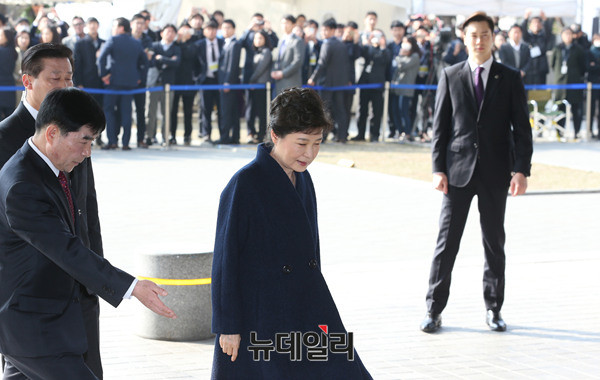 ▲ 박근혜 전 대통령이 21일 오전 서울 서초구 서울지방검찰청에 피의자 신분으로 출석하고 있다. ⓒ공동기자단