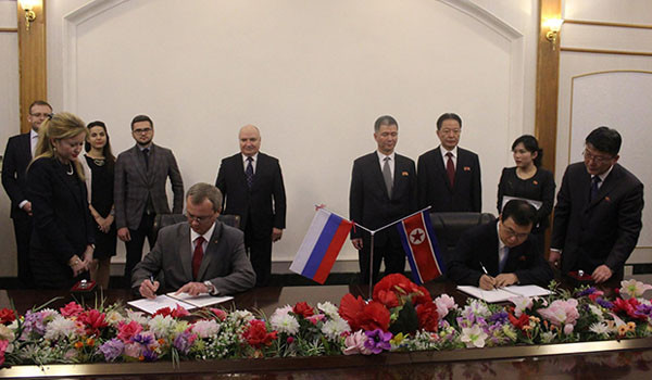 ▲ 북한 주재 러시아 대사관이 페이스북에 올린, 북한 근로자 파견 관련 러시아-北 의정서 서명 장면. ⓒ평양 러시아 대사관 페이스북 캡쳐