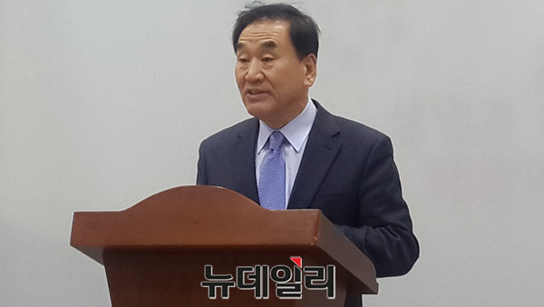 ▲ 이재오 늘푸른한국당 대표가 21일 충북도청에서 19대 대선출마 관련 기자회견을 가졌다.ⓒ김종혁 기자