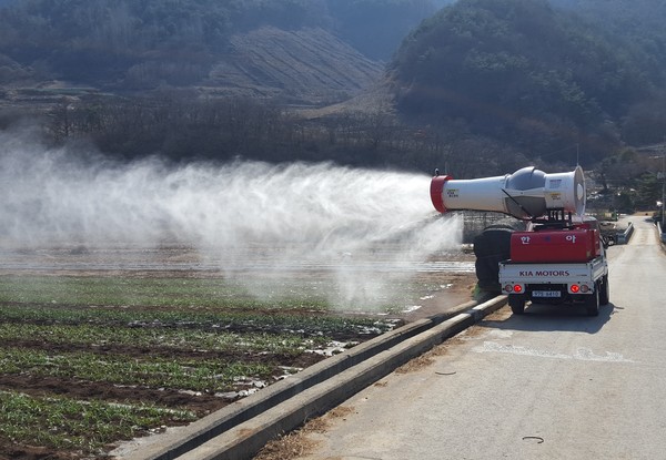 ▲ 단양군이 가곡면 마늘밭에서 광역살포기 시연을 하고 있다.ⓒ단양군