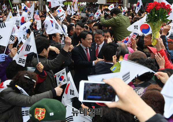 ▲ 자유한국당 김진태 의원(왼쪽)과 조원진 의원(오른쪽). 사진은 김 의원이 대구 서문시장을 방문했을 당시 모습이다. ⓒ뉴데일리 정상윤 기자