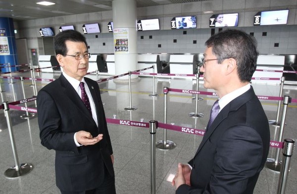 ▲ 이시종 충북도지사가 지난 17일 중국인 관광객이 끊겨 텅빈 청주공항 국제터미널을 둘러보고 있다.ⓒ충북도