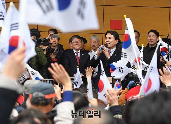 자유한국당 소속 김진태 의원. 그는 21일 강원도청을 방문해 평창 올림픽에 대한 자신의 공약을 밝혔다. ⓒ뉴데일리 정상윤 기자