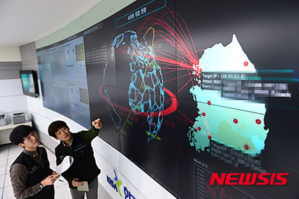 ▲ 롯데그룹이 국방부와 부지교환 협정을 체결하고, 미군이 '사드' 발사대를 들여온 때부터 중국발 사이버 공격이 쇄도하고 있다고 한다. 사진은 2016년 2월 사이버 공격에 대응하는 정부 관계부처의 모습. ⓒ뉴시스. 무단전재 및 재배포 금지.