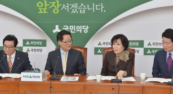 ▲ 김양희 충북도의장이 21일 국회에서 박지원 의원을 만나 지방자치법 개정 건의문을 전달하고 있다.ⓒ충북도의회